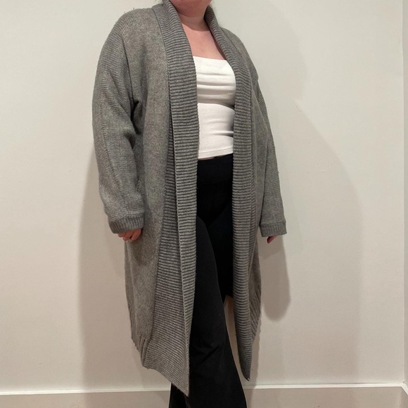 long cozy grey knit sweater from Gap - Picture 2 of 8